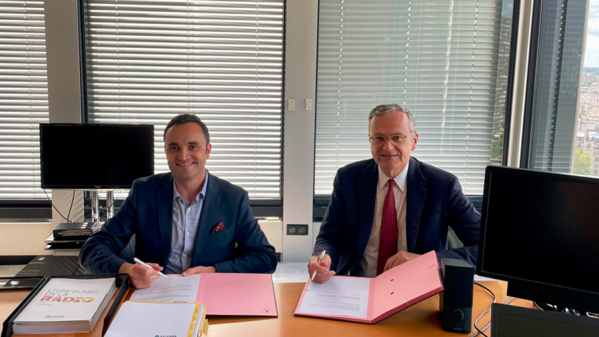 Signature de la convention entre VIGINUM (Marc-Antoine Brillant, chef de service) et l'Arcom (Roch-Olivier Maistre, président)
